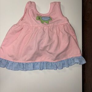 🐢🎀 Stitchy Fish Pink Ruffle Swing-Back Shirt – Turtle Appliqué, 6/12m 🌸